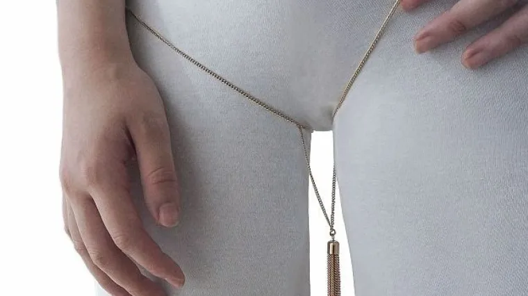 Žene lude za razmakom između bedara, a oni im se narugali lančićima za prepone!