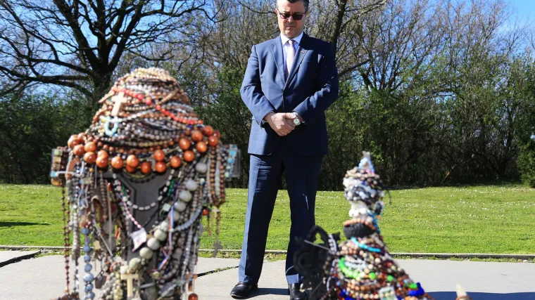 Premijer Ore&scaron;ković položio vijence na Memorijalnom groblju i odao počast žrtvama Ovčare