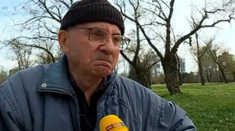 Djed Jura svakog dana biciklom pređe nekoliko kilometara kako bi se brinuo o mačkama na Bundeku