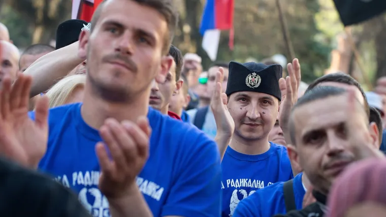 Zastra&scaron;ujuća parada &Scaron;e&scaron;eljevih prista&scaron;a u Srebrenici uz prijeteće povike: 'Opet ćemo klati!'