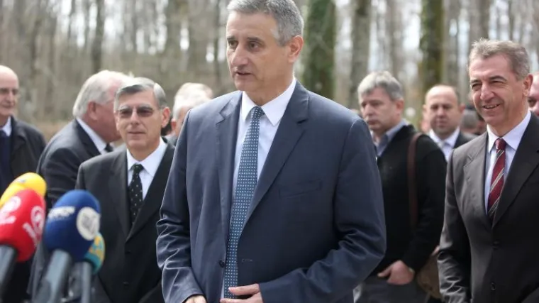 '&Scaron;e&scaron;elj je notorni zločinac i harlekin koji se smije svima nama'