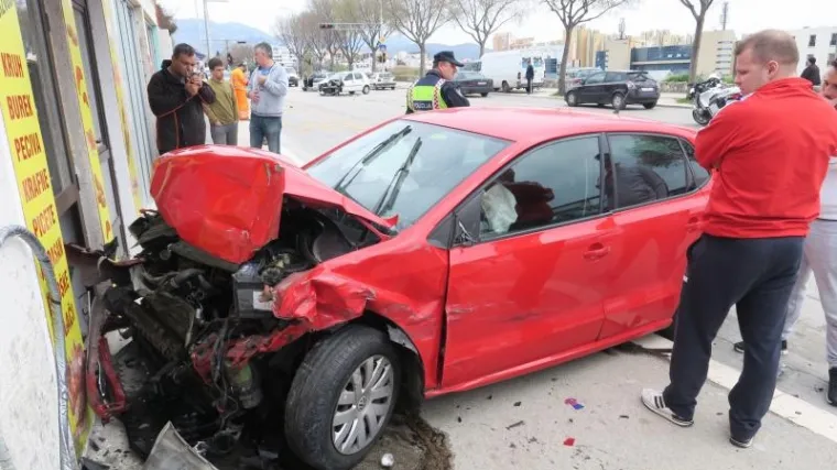 Sudarila se četiri automobila, jedan 'u&scaron;ao' u pekaru