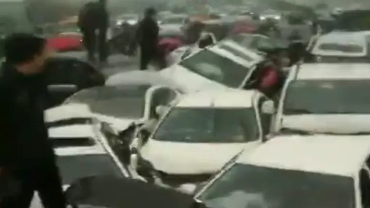 Neviđen kaos na autocesti: u nevjerojatnom lančanom sudaru sudjelovalo 20-ak vozila