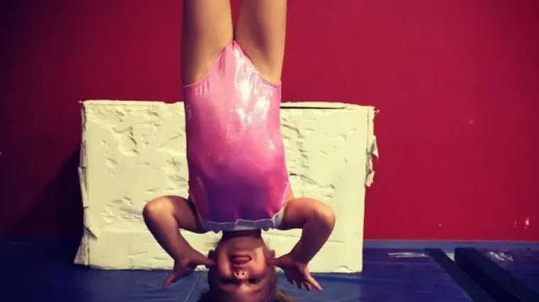 Emma ima samo 3 godine, a na ženskim ručama izvodi prave vratolomije