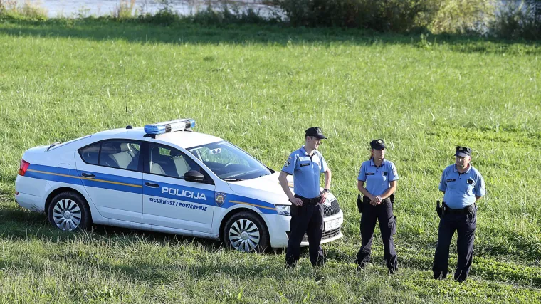 Vatrogasci iz korita Save u blizini Jaruna izvukli neidentificirani le&scaron;