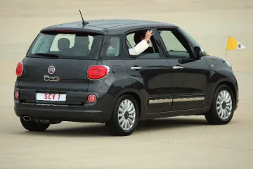 Fiat 500 L kojim se koristio papa Franjo prodan je na dražbi za nevjerojatnu cijenu