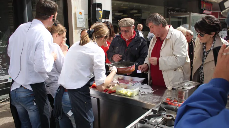 Riječani razgrabili jela sa šparogama i pomogli Socijalnu samoposlugu