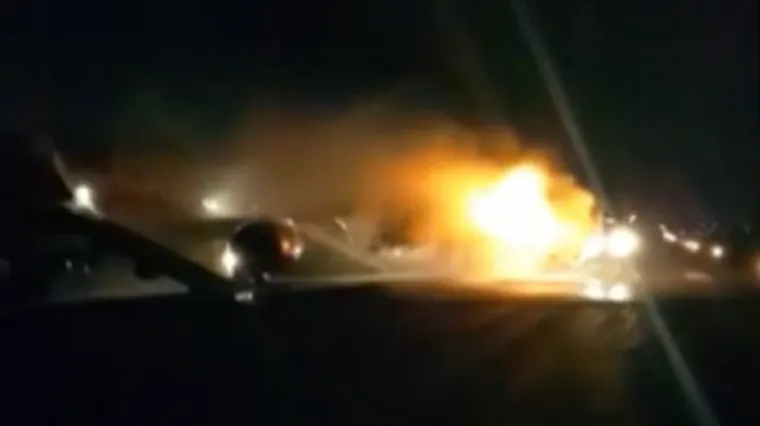 Dva putnička aviona se sudarila na pisti, jedan se zapalio