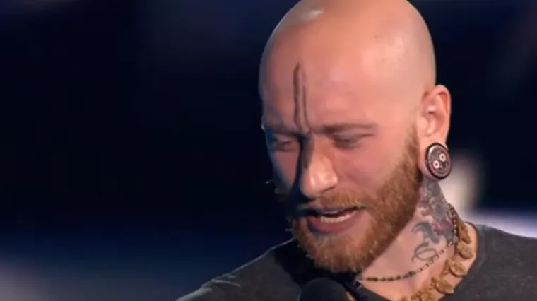 Na pozornicu Voicea izašao tetovirani rocker, žiriju 'ladica' ispala da poda