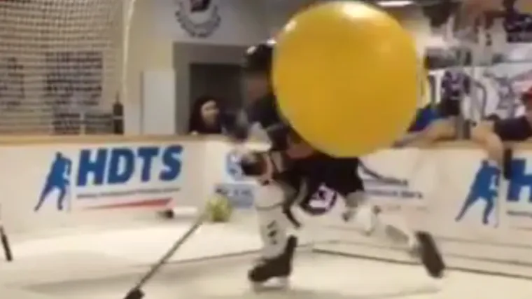 Mali hokeja&scaron; nije odustajao, iako ga je trener gađao velikom loptom