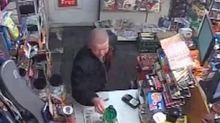 Tinejdžerke satima mlatile susjedu lopatom, televizorom, stolićem... a onda pozirale za selfie