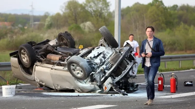 Dvije osobe u prevrtanju vozila izletjele na suprotnu traku, jedan poginuo u padu na drugi automobil