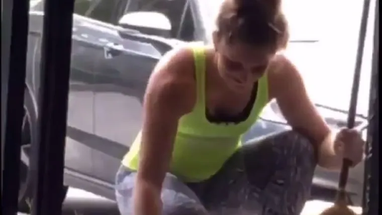 Američka olimpijka napravila rusvaj u teretani pa se primila metle i lopatice