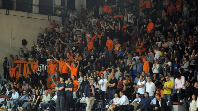 &Scaron;ibenski navijači zgroženi: 'Policija nam je na ulazu oduzela zastavu vukovarskog vodotornja'