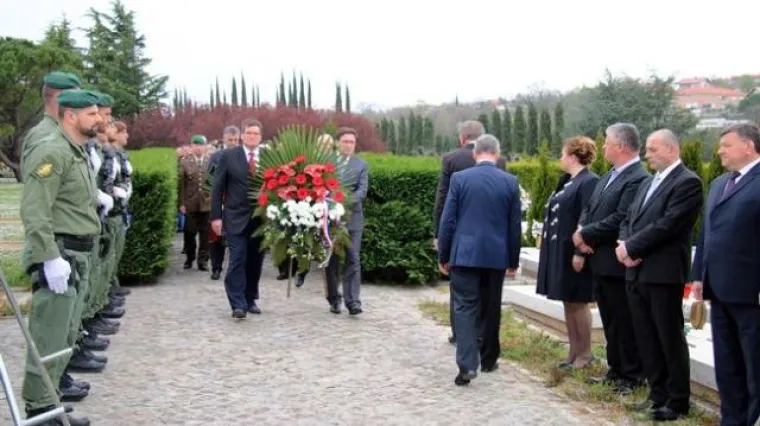 U počast stradalim 'Ajkulama': Na gradskom groblju Drenova položeni vijenci i zapaljene svijeće