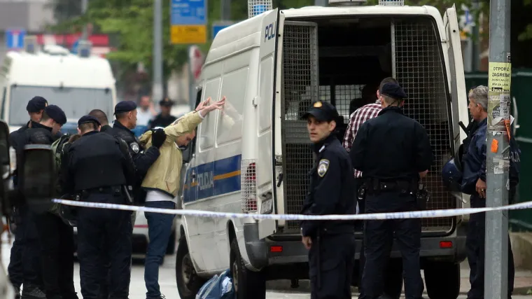 Delije povukle kočnicu i pobjegle iz vlaka: policija ih uhitila dok su sjedili u kafiću