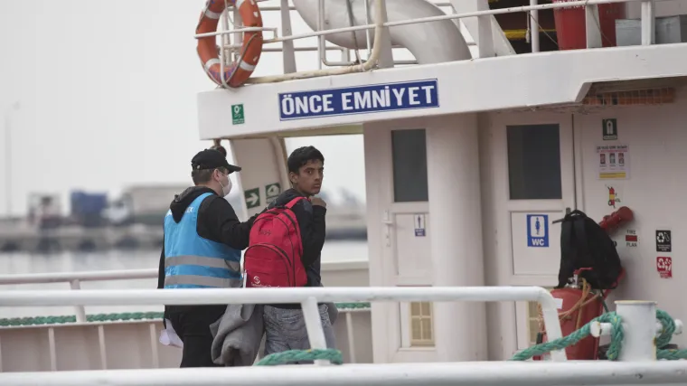 Nastavlja se deportacija migranata iz Grčke u Tursku: aktivisti skakali u vodu kako bi zaustavili trajekt