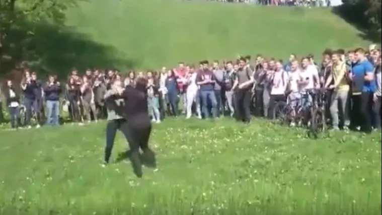 Učenice se potukle zbog dečka dok su okupljeni glasno navijali; reagirao i ravnatelj: '&Scaron;to mogu, obećale su da neće...'