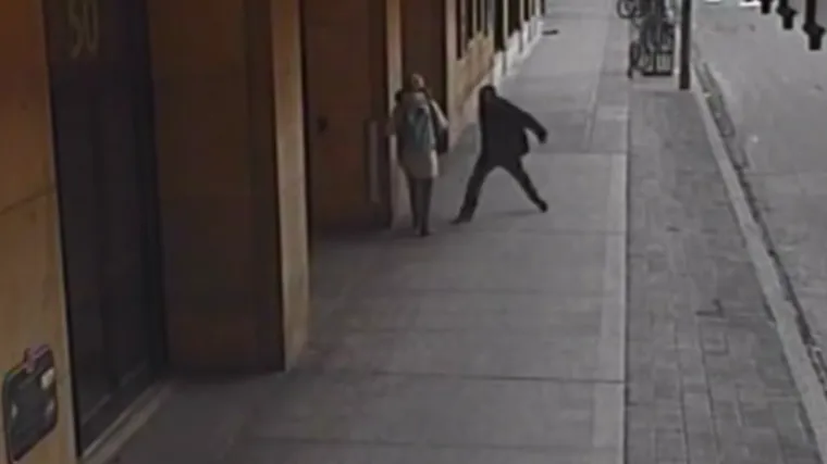 Psihički bolesnik napadao prolaznike i ubadao ih nožem