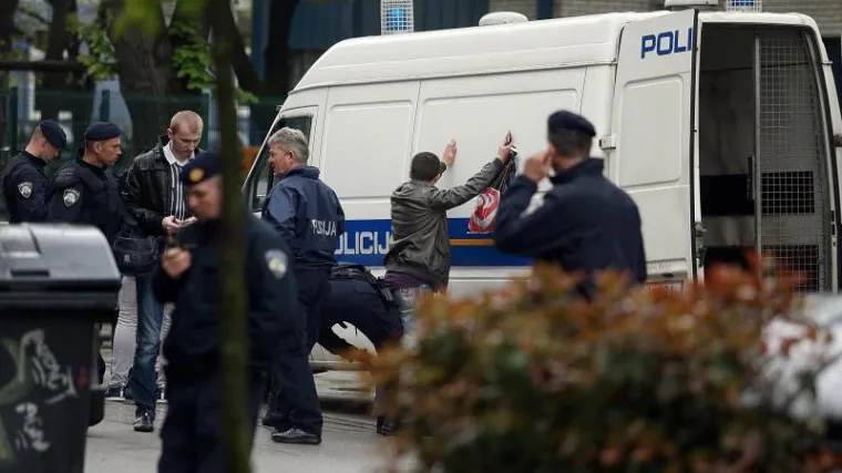 Navijači Zvezde povukli kočnicu, iskočili iz vlaka i razbježali se po Zagrebu. Policija ih privela stotinjak!