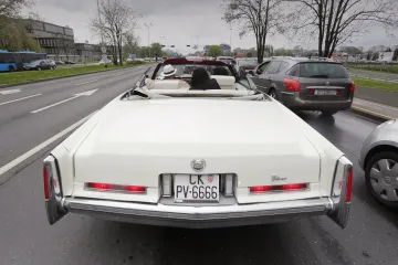 Svečani defile oldtimera na Mostu slobode