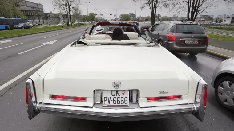Svečani defile oldtimera na Mostu slobode