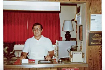 Vlasnik motela gledao seks svojih gostiju 30 godina: u voajerizmu ga podržavale obje supruge