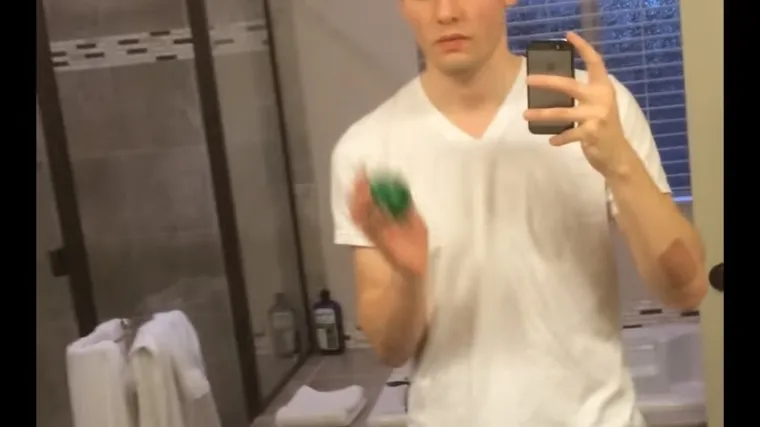 Mladić samom sebi baca loptu