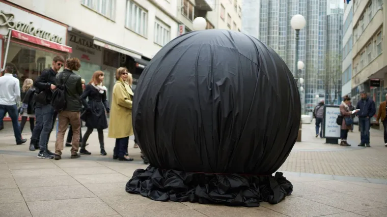 Pomračenje svijesti i savjesti: kulturnjaci crnom ceradom prekrili 'sunce' u Bogovićevoj