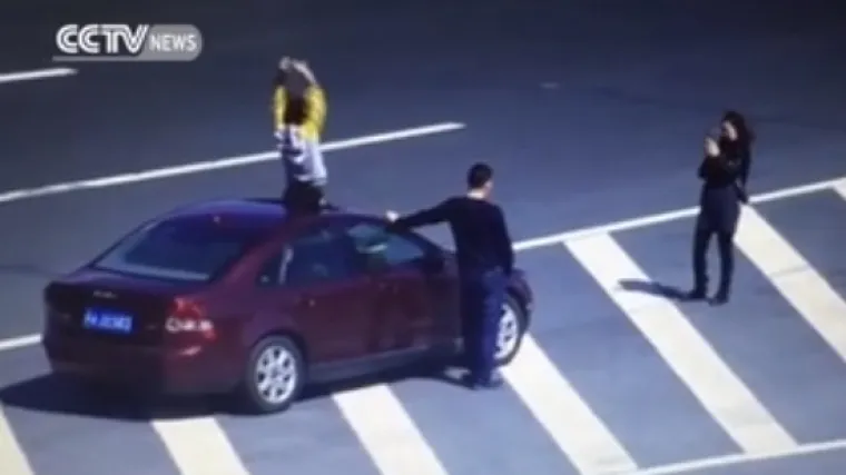 Za savr&scaron;enu fotografiju kr&scaron;e i zakon: zaustavili auto kako bi pozirali nasred autoceste!