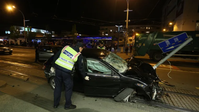 Automobil se odbio od tramvaja, udario u semafor i naletio na grupu pje&scaron;aka: poginula jedna osoba