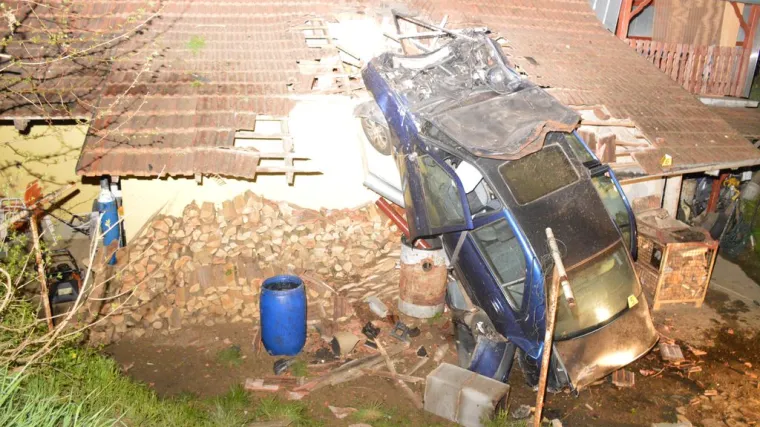 Pijani mladić automobilom sletio s ceste, udario u drvo pa zavr&scaron;io na krovu kuće