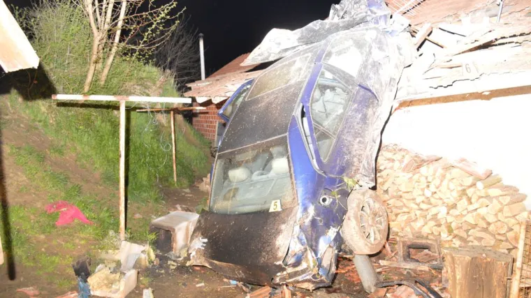 Pijani vozač autom sletio na kuću, grede spasile troje djece