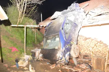 Pijani vozač autom sletio na kuću, grede spasile troje djece