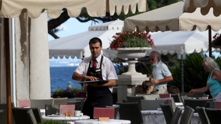 Konobari zaslužuju 6.000, a dobiju 3.600 kn plaće