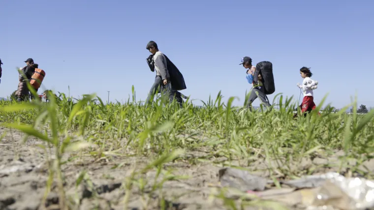 Oko 700 izbjeglica napustilo kamp u Idomeniju, odlaze u prihvatne centre u Grčkoj