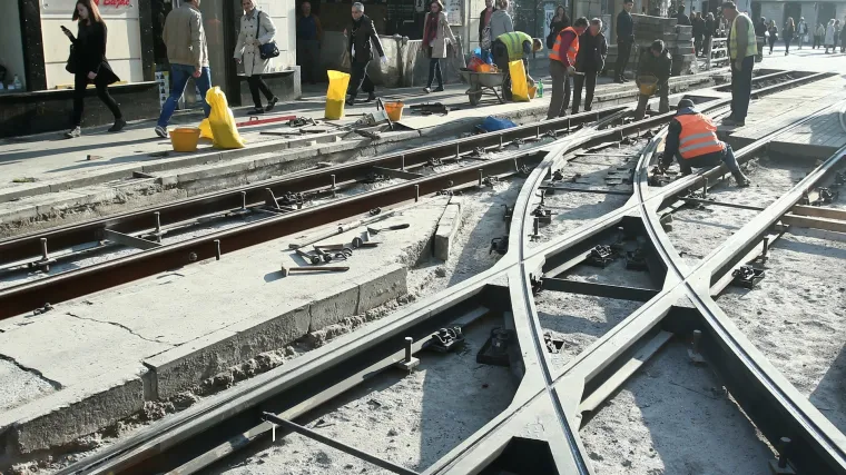 Ma koga briga za radove: 'biserko' se u centru Zagreba s automobilom nasukao na tramvajsku prugu