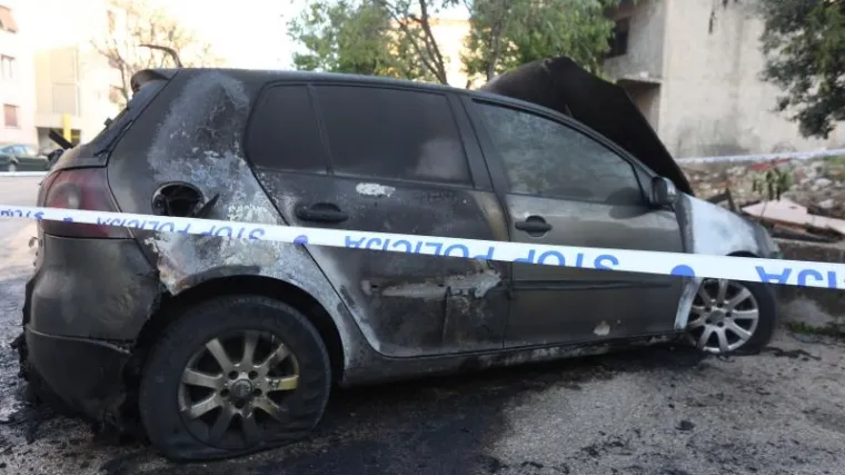 Zapaljen Golf, vatra se pro&scaron;irila na jo&scaron; dva auta