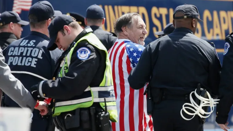 Policija uhitila vi&scaron;e od 400 osoba pred Kapitolom