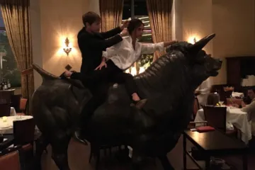 Victoria Beckham usred restorana zajahala bika i pokazala divlju stranu