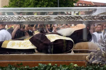 Očuvano tijelo hrvatskog sveca Leopolda Mandića stiglo u Zagreb