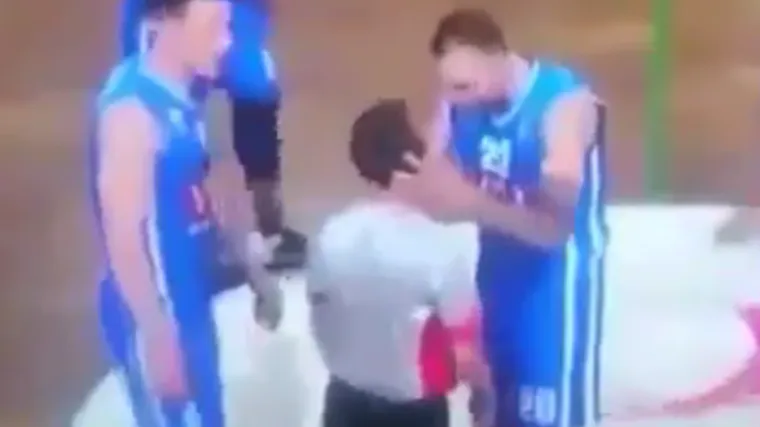 Te&scaron;ke sankcije za ko&scaron;arka&scaron;a Budućnosti zbog navodnog udaranja suca