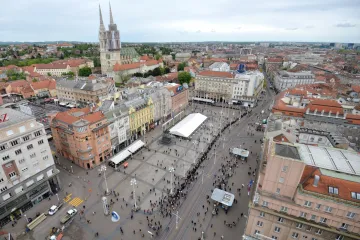Svi žele vidjeti tijelo sv. Leopolda: kolona vjernika se od katedrale proteže duž cijelog Jelačić placa