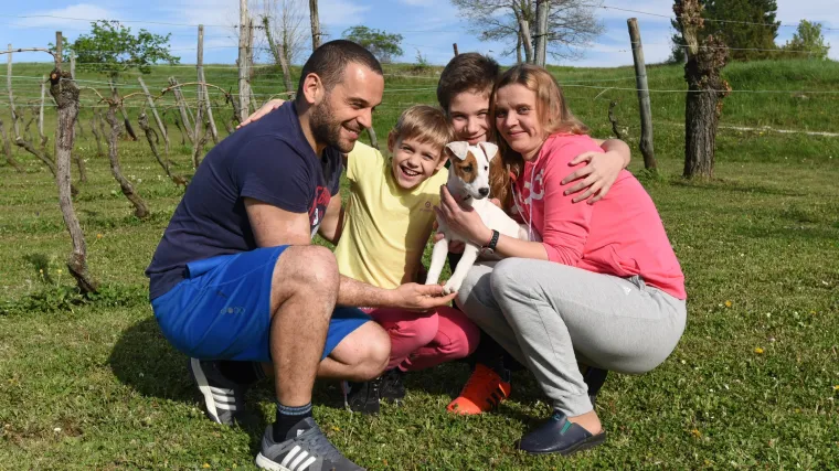 Oni se savr&scaron;eno razumiju: gluha četveročlana obitelj udomila gluhu kujicu Lunu