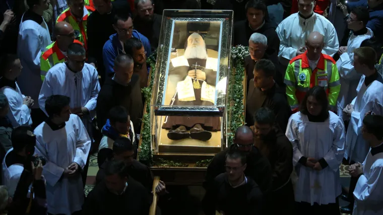 Tijelo svetog Leopolda ispraćeno iz katedrale i dočekano u crkvi u Dubravi koja nosi njegovo ime