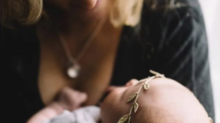 Razlog za&scaron;to je ova mama usnula pored djeteta će vas rasplakati