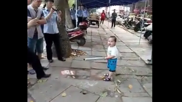 Dječak metalnom cijevi pokušavao 'spasiti' baku