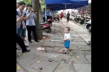 Dječak metalnom cijevi pokušavao 'spasiti' baku