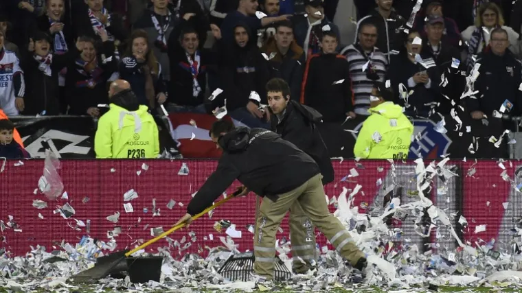 Navijači zasuli travnjak papirićima i izazvali prekid