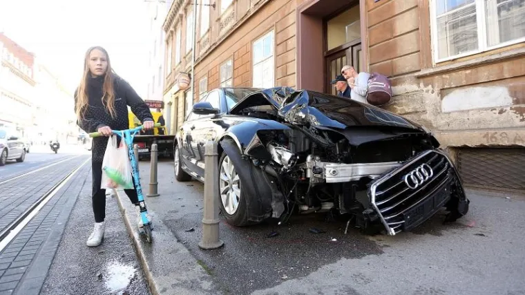 Mrtav pijan bježao policiji pa jurio nogostupom, otac u zadnji čas uspio spasiti život bebe u kolicima!